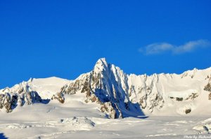 裏是冰原，海拔約2300公尺度，終年積雪，夏季的夜裡溫度在0度時，也會下雪，是法藍約瑟夫冰河及福斯冰河的源頭